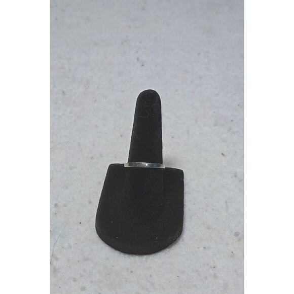 Fine 10K Gold Ring – Size 6.75 -- Weighs 1.66 Grams - Picture 3 of 8